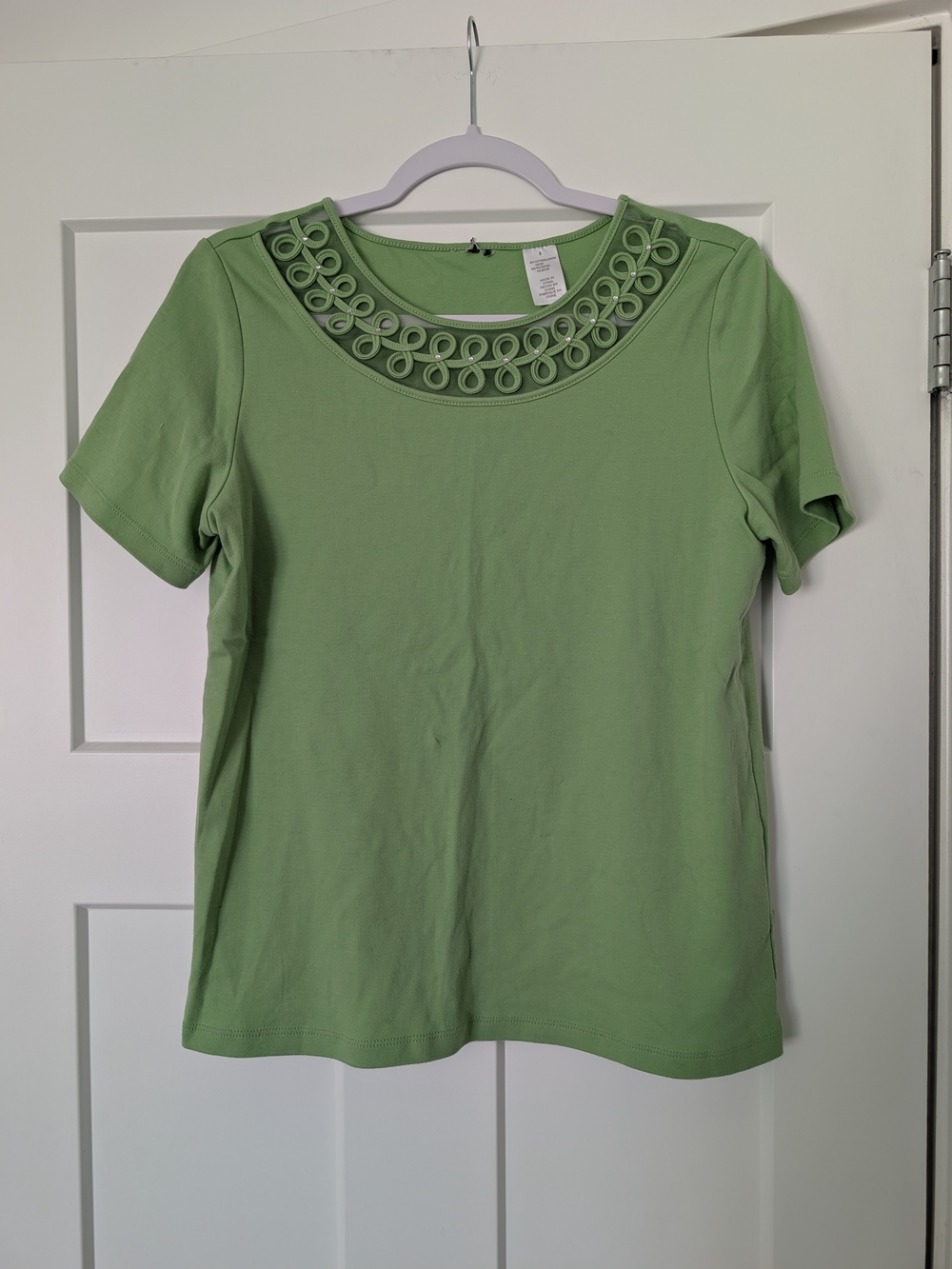 Green Short-Sleeve Women’s Top with Decorative Neckline Size Small